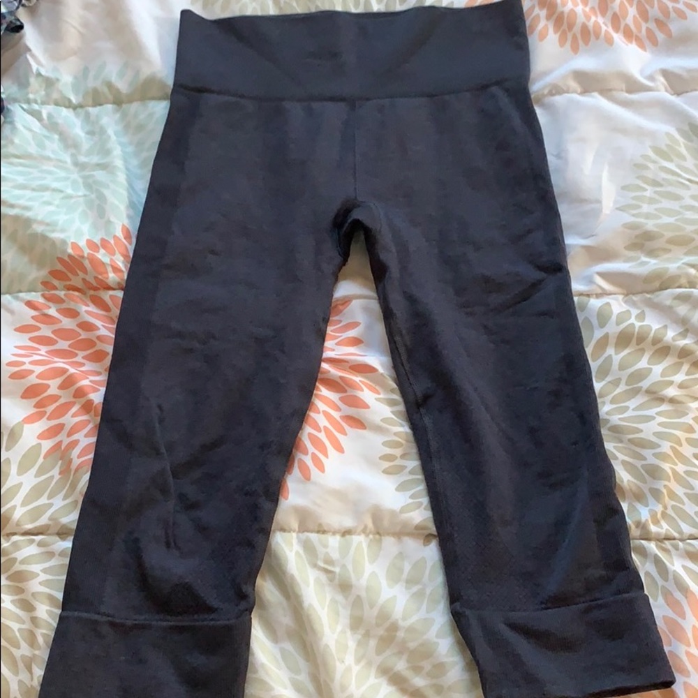Lululemon size 6 navy below the knee leggings